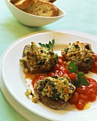 Gratinierte Schweinesteaks mit Kapern und Tomatensauce