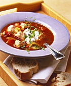 Tomaten-Fenchel-Suppe mit Lachswürfeln und Basilikumsahne