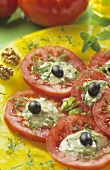 Tomatensalat mit Walnuss-Gemüse-Dressing und Oliven