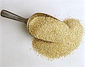 Quinoa, teilweise auf Metallschaufel