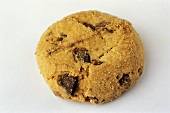 Ein Cookie mit Schokoladenstückchen