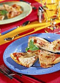 Pizza margherita (Pizza mit Mozzarella, Tomaten & Basilikum)