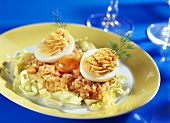 Gefüllte Eier mit Lachstartar auf Kopfsalat