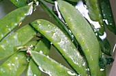 Mangetout peas in water