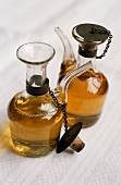 Nussöl und Haselnussöl in Glaskännchen