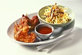 Chickenwings mit Coleslaw und Barbecuesauce (USA)