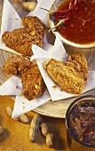 Louisiana Chickenwings mit Erdnusspanade und Chilisauce