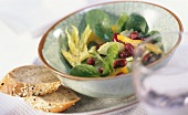 Feldsalat mit Bohnen, Sellerie und Paprika; Baguette