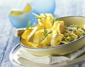 Schwertfischspiesse mit Zitronen auf Kräuterreis