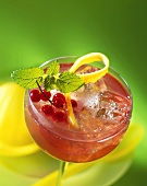 Johannisbeer-Cocktail mit Sekt und Eiswürfeln
