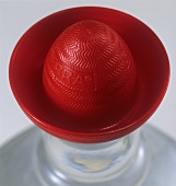 Roter mexikanischer Hut als Tequila-Flaschenverschluss