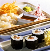 Maki-Sushi aus drei Fischen mit Ingwer; Sojasauce; Wasabi
