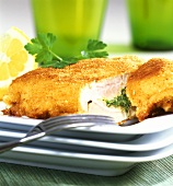 Puten-Cordon-Bleu mit Petersilie und Zitrone