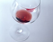 Rotweinglas mit Lippenstift am Glasrand