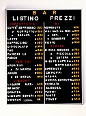 Angebotstafel einer italienischen Bar