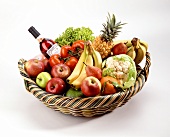 Früchtekorb mit Gemüse und Weinflasche