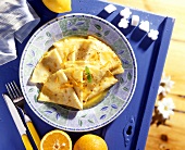 Crepes Suzette, bestreut mit Orangenschale