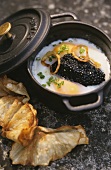 Spiegeleier mit Heringskaviar und Selleriechips