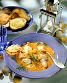 Fischsuppe mit Muscheln und Dill