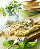 Polenta con funghi e gorgonzola (Polenta mit Pilz-Käse-Sauce)