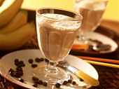 Bananen-Kaffee-Shake in Gläsern