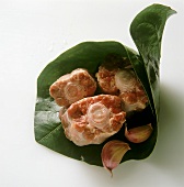 Oxtail and garlic in a leaf