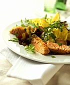 Blattsalat mit Sesam-paniertem Lachs