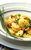 Potato salad with chanterelles and chives