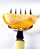 Pfirsichspalte mit Zitronenglasur auf Gabel