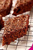 Brownies mit Schokoraspeln auf Kuchengitter