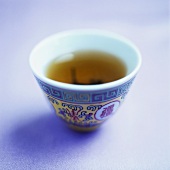 Grüner Tee in asiatischem Schälchen