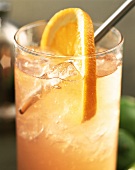 Cocktail mit Gin, Orangensaft und Eiswürfeln