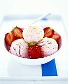 Strawberry yoghurt ice cream with honey sauce