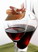 Rotwein und Canape mit Parmaschinken