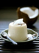 Coconut blancmange with grated coconut