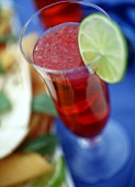 Drink mit Erdbeersirup und Cassis