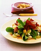 Radicchiosalat mit Gorgonzola, Trauben und Croûtons