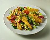 Mixed salad leaves with deep-fried chicken