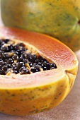 Papayas, one halved (close-up)