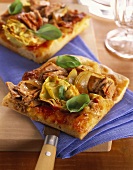 Tuna pizza with artichokes and basil