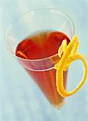 Cocktail mit Brandy, Prosecco und Orangenzeste