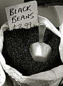 Schwarze Bohnen im Sack auf einem Markt