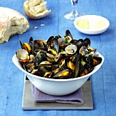Steamed mussels with parsley; white bread