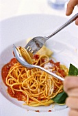 Spaghetti mit Tomatensauce und Parmesan