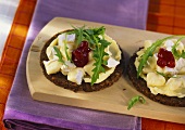 Pumpernickel mit Camembert, Rucola und Preiselbeeren