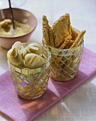 Sesam-Marzipan-Rauten und weiße Nusswölkchen
