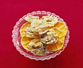 Dattel-Orangen-Plätzchen auf getrockneten Orangenscheiben