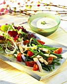 Chicken and bean salad with tomatoes; yoghurt sauce