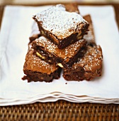 Mandelbrownies mit Puderzucker