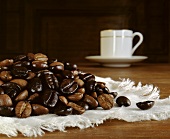 Kaffeebohnen und Kaffeetasse